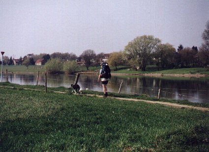 Peet loopt langs de maas.