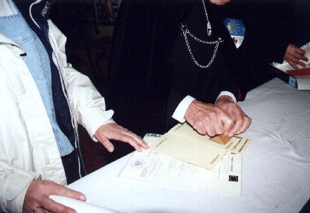 Peet krijgt haar eerste stempel.