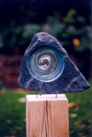 Central spiral, alpinesteen, glas, hout, 130x30x20 cm