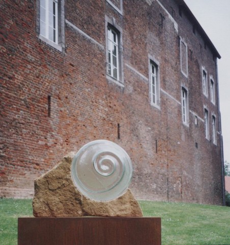 Escargot, Franse harde kalksteen, glas, 90 x 50 x 15 cm